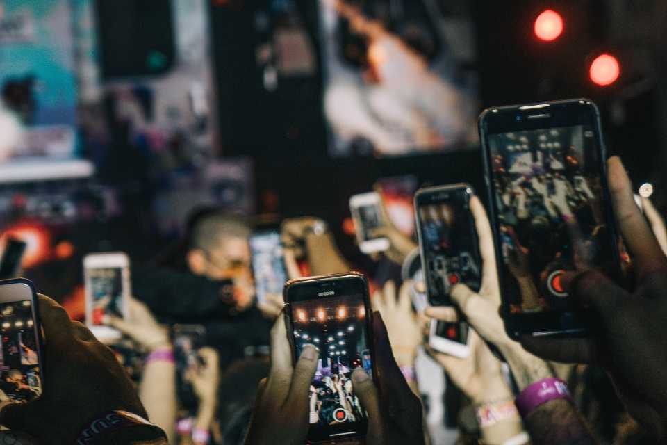 Spectateurs de concert filmant avec leurs téléphones portables